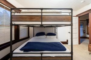 ein Schlafzimmer mit zwei Etagenbetten in einem Zimmer in der Unterkunft Stay Portland - Historic PDX Home - Sleeps 10, Perfect Location in Portland + 44 Fotos
