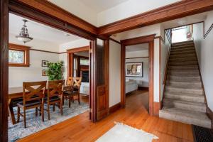 ein Esszimmer mit Tisch und Treppe in der Unterkunft Stay Portland - Historic PDX Home - Sleeps 10, Perfect Location in Portland