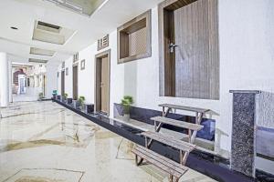 Istumisnurk majutusasutuses Hotel O atithi in Garha Jabalpur