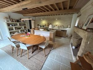 Kuchyň nebo kuchyňský kout v ubytování La petite Luzerne 300m de la plage, Cosy et confortable maison rénovée pour 8