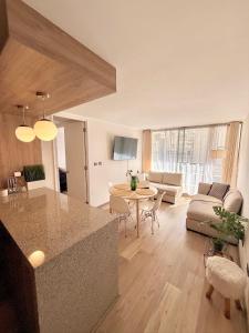 Una televisión o centro de entretenimiento en Departamento con estacionamiento incluido, Ideal para ir de compras y conectar con puntos turísticos 5 fotos más