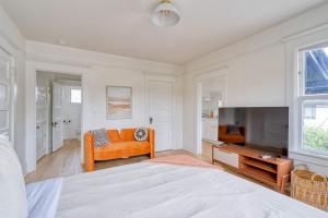 a bedroom with a bed and a couch and a tv at Stay Portland - The Sullivan's Gulch Retreat - 94 Walk Score in Portland