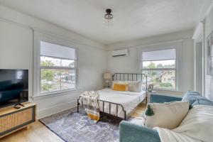 Televiisor ja/või meelelahutuskeskus majutusasutuses Stay Portland - The Bohemian Bungalow on Broadway - 94 WalkScore