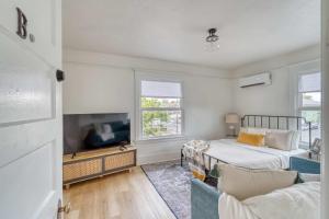 Televiisor ja/või meelelahutuskeskus majutusasutuses Stay Portland - The Bohemian Bungalow on Broadway - 94 WalkScore