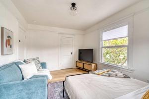 Televiisor ja/või meelelahutuskeskus majutusasutuses Stay Portland - The Bohemian Bungalow on Broadway - 94 WalkScore +4 fotot