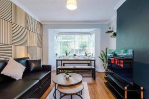 Posezení v ubytování 2 BR House By Eason Stays Short Lets & Serviced Accommodation Wythenshawe With Free Parking