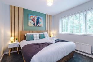 Postel nebo postele na pokoji v ubytování 2 BR House By Eason Stays Short Lets & Serviced Accommodation Wythenshawe With Free Parking