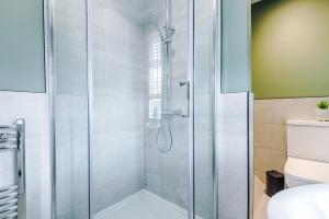 Koupelna v ubytování 2 BR House By Eason Stays Short Lets & Serviced Accommodation Wythenshawe With Free Parking + 68 fotografií