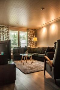 Majoituspaikan Majoituspalvelu Nurmi Apartments Välitie baari tai lounge-tila