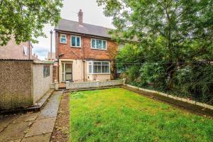 Zahrada ubytování 2 BR House By Eason Stays Short Lets & Serviced Accommodation Wythenshawe With Free Parking