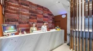 two women sitting at a counter in a restaurant at JTOUR Inn Wuhan Wusheng Road Metro CapitaLand Plaza in Wuhan