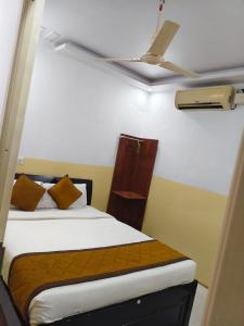Postel nebo postele na pokoji v ubytování SURYA TRANSIT INN - KEMPEGOWDA International Airport