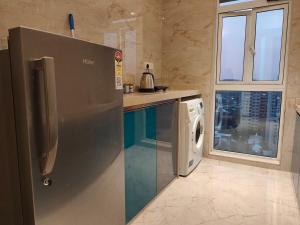 Η κουζίνα ή μικρή κουζίνα στο Anya 2BHK Near BKC - Modern, Calm & Connected