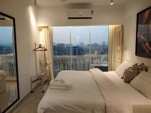 Ένα ή περισσότερα κρεβάτια σε δωμάτιο στο Anya 2BHK Near BKC - Modern, Calm & Connected