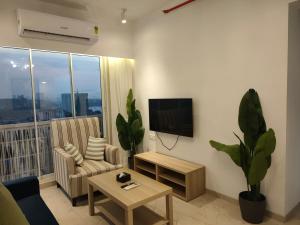 Μια τηλεόραση ή/και κέντρο ψυχαγωγίας στο Anya 2BHK Near BKC - Modern, Calm & Connected