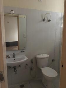 LāndrānにあるSparsha luxury- HomeStayのトイレと洗面台のあるバスルーム +21枚の写真