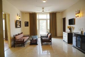 LāndrānにあるSparsha luxury- HomeStayのソファとテーブルのあるリビングルーム
