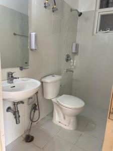 LāndrānにあるSparsha luxury- HomeStayのトイレと洗面台のあるバスルーム