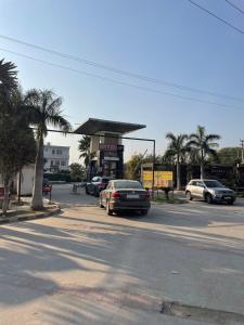 LāndrānにあるSparsha luxury- HomeStayの駐車場車を停めたガソリンスタンド