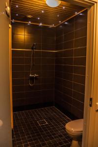 ラーヘにあるMajoituspalvelu Nurmi Apartments Välitieのバスルーム(シャワー、トイレ付)