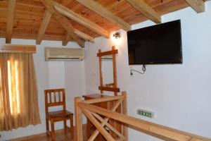 TV a/nebo společenská místnost v ubytování Aiolos House