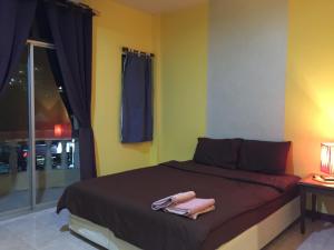 เตียงในห้องที่ Andaman Place Guesthouse