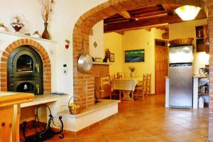 a kitchen with a brick oven in a room at Casale Citerno in Bolsena