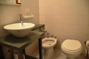 a bathroom with a sink and a toilet at De la calle 45 in La Plata +19 photos