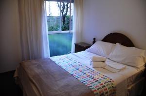 a bed sitting in a bedroom with a window at De la calle 45 in La Plata