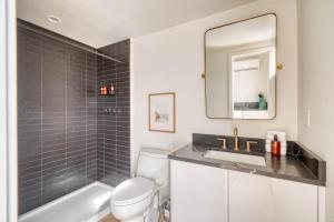 Un baño con lavabo, inodoro y espejo. en Stay Portland - Alberta Arts-tastic Mother-In-Law Suite, en Portland