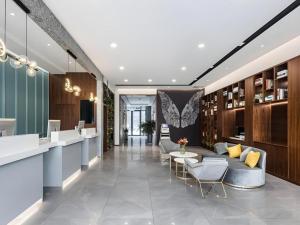 a lobby with a couch and a table at GEM Hotel Changzhou Xuejia'aoyuan North High-Speed Railway Station in Changzhou