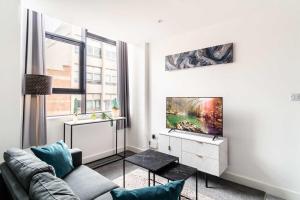 プレストンにある2 BDR Flat By Eason Stays Short Lets & Serviced Accommodation Preston With Free Wifiのソファとテレビのあるリビングルーム