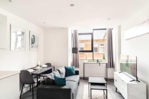 プレストンにある2 BDR Flat By Eason Stays Short Lets & Serviced Accommodation Preston With Free Wifiのソファとテーブルのあるリビングルーム +12枚の写真