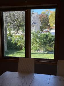 ein Fenster mit einem Tisch und Stühlen mit Blick auf einen Hof in der Unterkunft Nice 3-bedroom house located in beautiful neighborhood in Lincoln