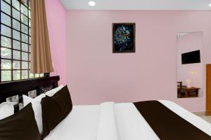Postel nebo postele na pokoji v ubytování Super Hotel O Lakdikapul Near Birla Mandir + 22 fotografií