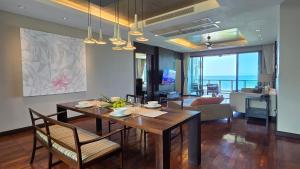 Posezení v ubytování Nammara at Shasa - 2 Bedroom apartment at Laem-Set