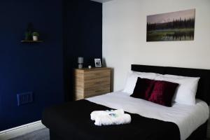 ウォリントンにある2 BDR House By Eason Stays Short Lets & Serviced Accommodation Warrington With Free Wifiのタオルが敷かれたベッドのある寝室