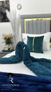 - une couverture bleue au-dessus d'un lit dans l'établissement Casa de Las Muñecas Recovery House, à Saint-Domingue