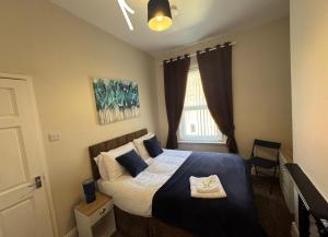 Voodi või voodid majutusasutuse 3BR House By Eason Stays Short Lets & Serviced Accommodation Preston With Free Parking toas