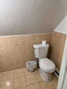 リッジフィールド・パークにあるBedRoom with half bathroomのバスルーム(トイレ、ゴミ箱付)