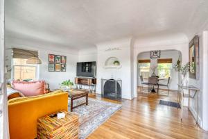 een woonkamer met een gele bank en een open haard bij Cozy Boho 1BR - Walk to Shops & Cafes in Portland