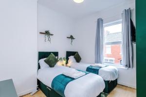 - 3 lits dans une chambre avec fenêtre dans l'établissement 3 BR House By Eason Stays Short Lets & Serviced Accommodation Preston Free Parking, à Penwortham