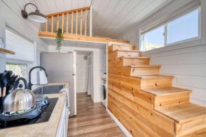 eine Küche mit Holztreppe in einem winzigen Haus in der Unterkunft Stay Portland - The Tiny Saguaro - Walk to Local Shops & Eateries in Portland