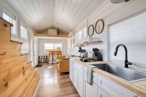 eine Küche mit Spüle und Arbeitsplatte in der Unterkunft Stay Portland - The Tiny Saguaro - Walk to Local Shops & Eateries in Portland