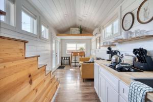 eine Küche mit weißen Schränken und Holzböden in der Unterkunft Stay Portland - The Tiny Saguaro - Walk to Local Shops & Eateries in Portland + 41 Fotos