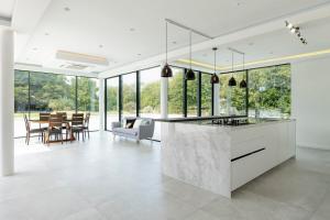 Posezení v ubytování 6 BR Luxury House With Huge Garden and Cinema Room By Eason Stays Short Term Rental Rugby