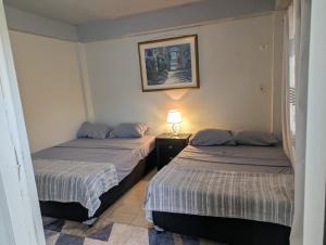 Postel nebo postele na pokoji v ubytování Jacqueline's Court