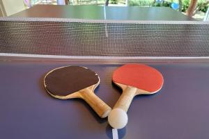 two wooden tennis racquets sitting on top of a table at Vado Biguá in Valle Hermoso