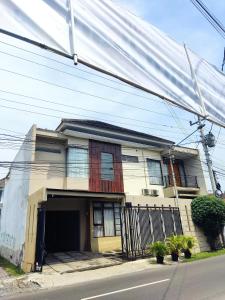 ein Haus mit einer Garage davor in der Unterkunft Tropical Homestay of Balirejo in Demangan