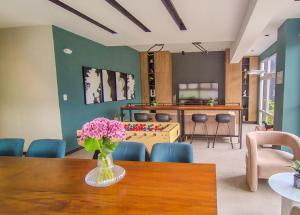 a room with a table with a vase of flowers on it at L'Aurora Apart in Estación Pamplona